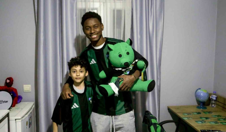 Maskot kostümünden futbolcu çıktı, çocuk taraftarın heyecandan elleri titredi