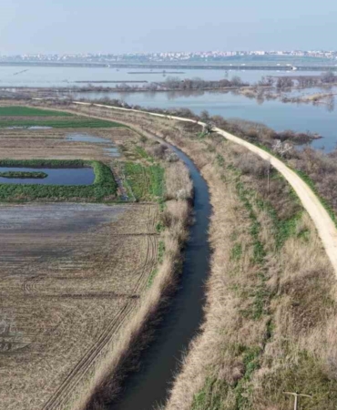 Karacabey çiftçisi yeni sezon ekimleri için suların çekilmesini bekliyor