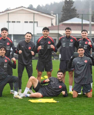 Ümit Milli Futbol Takım, hazırlıklarını yağmur altında sürdürdü