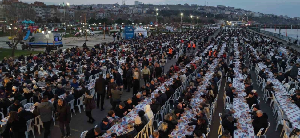 Tekirdağ’ın en büyük iftar sofrası: 8 bin kişi aynı anda orucunu açtı