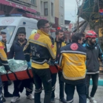 Fatihte 3 katlı binada yangın çıktı: 1 ölü 7 yaralı