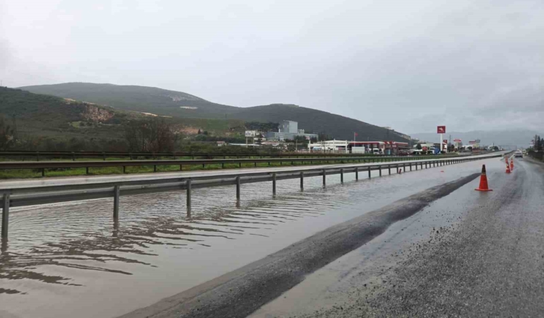 Bursa’da su birikintisine giren otomobil mahsur kaldı