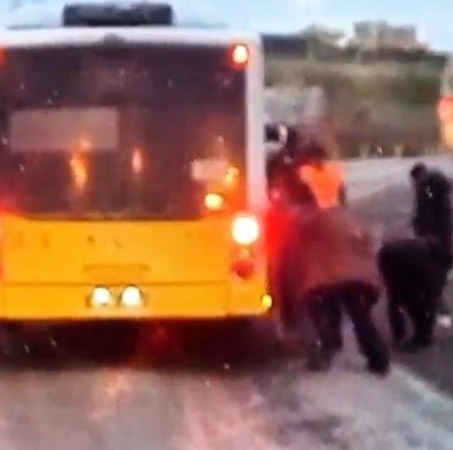 Arnavutköy’de çamurlu yolda ilerleyemeyen İETT otobüsünü vatandaşlar itti