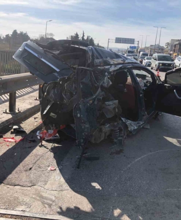 Refüje çarpıp karşı şeride savrulan otomobil su tankerine çarptı: Sürücü ağır yaralı