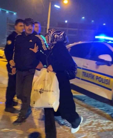 Babası kaputun üstünde oturup polise direndi… Yüksek sesle seyreden sürücünün aracı trafikten men edildi