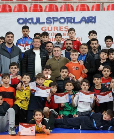 Bilecik’te 400 sporcu minderde ter döktü