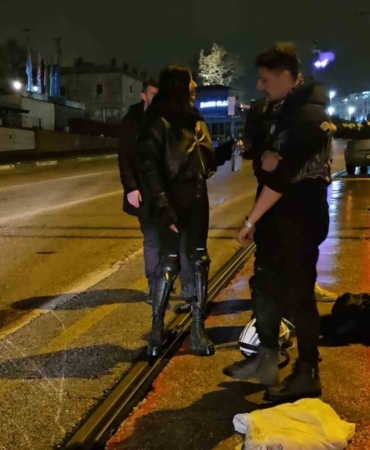 Su birikintisine giren motosikletli yere kapaklandı