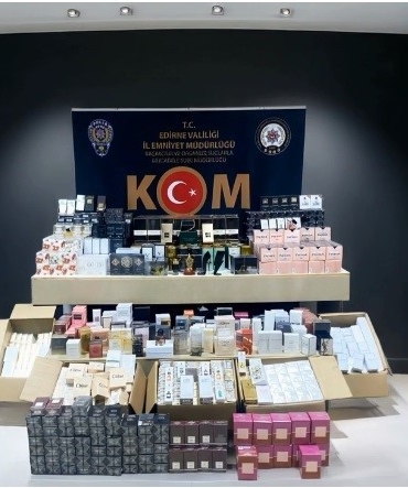 Edirne’de kaçakçılık operasyonları: 2 milyon liralık parfüm ve akıllı saat ele geçirildi