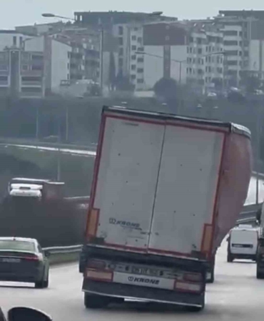 Bursa’da tır yan şekilde ilerledi