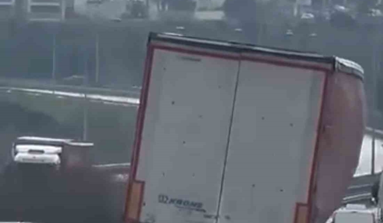 Bursa’da tır yan şekilde ilerledi