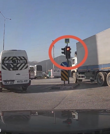 Bursa’da sürücüler kırmızı ışıkta durmadı