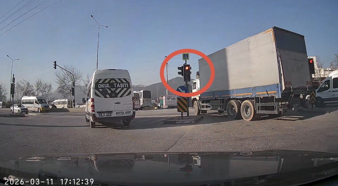 Bursa’da sürücüler kırmızı ışıkta durmadı
