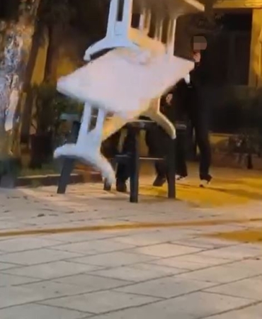 Cami bahçesindeki masalara zarar veren çocuklar kamerada