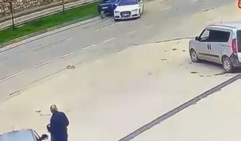 Sürücüsüz araç trafiğe çıktı, kaza böyle geldi