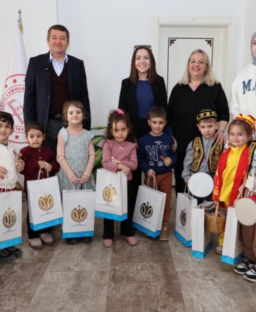 Bilecik’te minik öğrenciler davul ve manilerle Ramazan ayı coşkusunu yaşattı