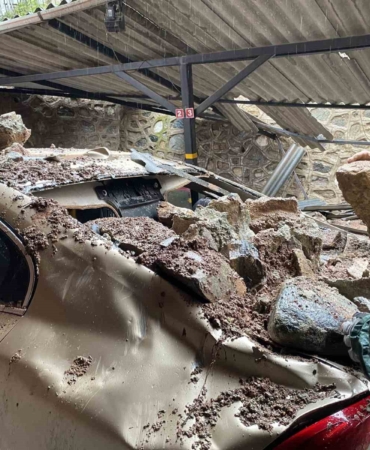 Bursa’da yağışla istinat duvarı çöktü, 3 lüks otomobil zarar gördü