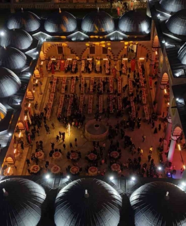 Selimiye’nin gölgesinde binlerce kişi iftarda buluştu