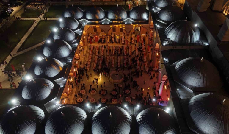 Selimiye’nin gölgesinde binlerce kişi iftarda buluştu