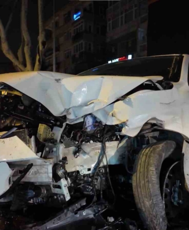 Caddebostan’da makas atan sürücü lüks araca çarpıp kaçtı