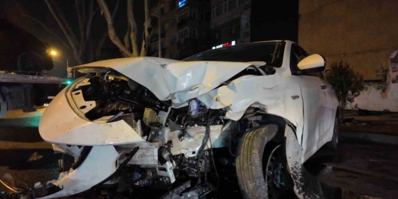 Caddebostan’da makas atan sürücü lüks araca çarpıp kaçtı