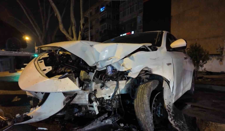 Caddebostan’da makas atan sürücü lüks araca çarpıp kaçtı