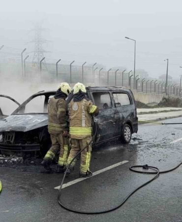 Arnavutköy’de seyir halindeki VIP taksi alev alev yandı