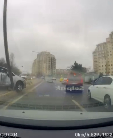 Ataşehir’de kontrolden çıkan araç elektrik direğini devirdi: Faciadan saniyelerle kurtuldu