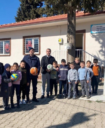 Bilecik’te jandarmadan öğrencilere spor malzemesi desteği