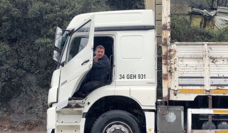 İstanbul’da kamyon sürücüsü göle dönen yolda mahsur kaldı