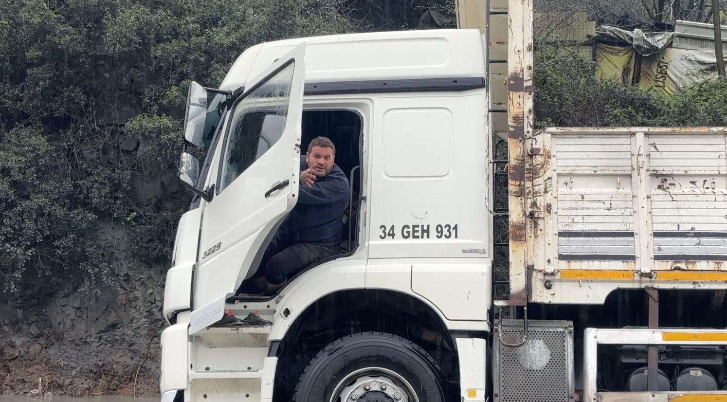 İstanbul’da kamyon sürücüsü göle dönen yolda mahsur kaldı