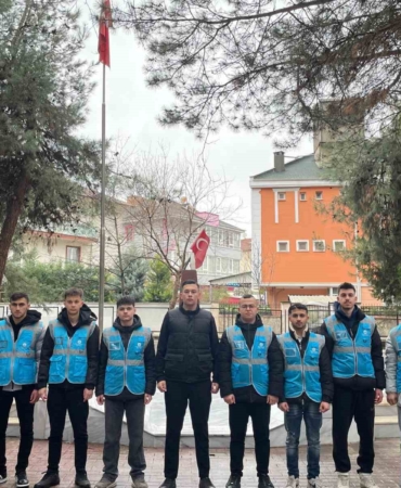 Bursa’da öğrencilerden şehit kabirlerine bayram temizliği