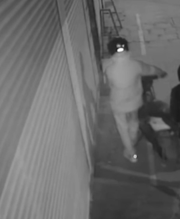 Sultangazi’de kuyumcu soygunu girişimi kamerada: İş yeri sahibine saldırdılar, tutuklandılar