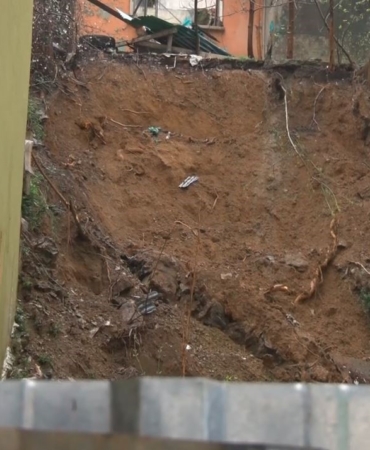 Eyüpsultan’da istinat duvarı çöktü