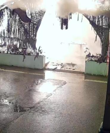 Kafeyi kundaklayıp kaçtı: O anlar kamerada