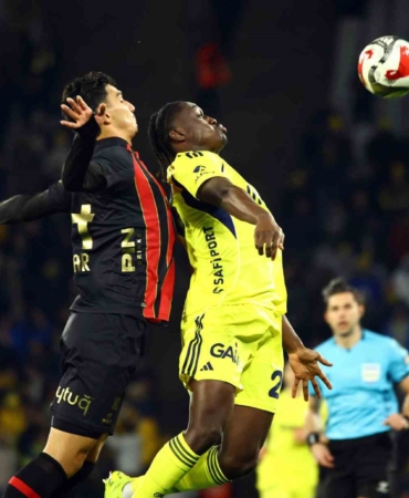 Trendyol Süper Lig: Fatih Karagümrük: 1 - Fenerbahçe: 0 (Maç devam ediyor)