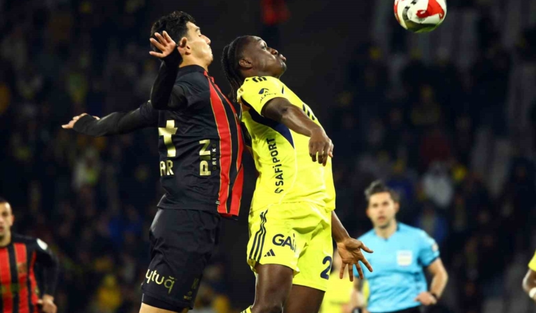 Trendyol Süper Lig: Fatih Karagümrük: 1 - Fenerbahçe: 0 (Maç devam ediyor)