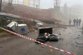 Maltepe’de okulun istinat duvarı çöktü: Araç kullanılamaz hale geldi