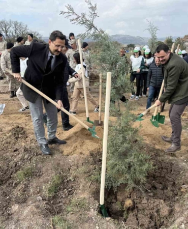 Ayvacık’ta 1500 fidan toprakla buluşturuldu
