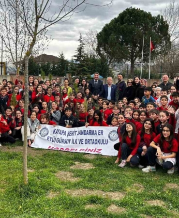 Bursa’da ilköğretim öğrencileri selvi fidanı diktiler