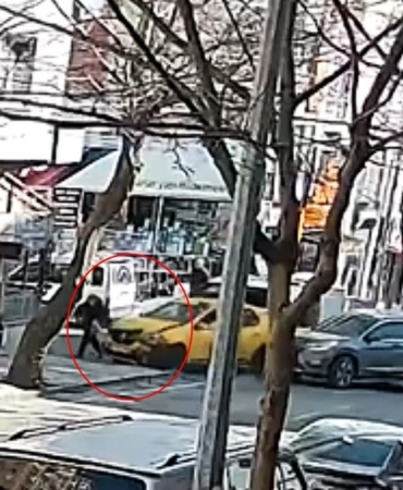 Ezilmekten son anda kurtulan yaşlı kadın kameraya yansıdı