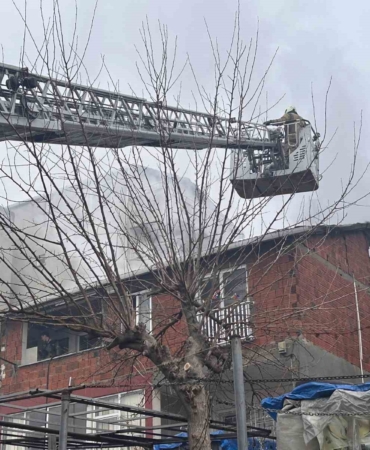 Maltepe’de korkutan çatı yangını: 2 kişi tahliye edildi