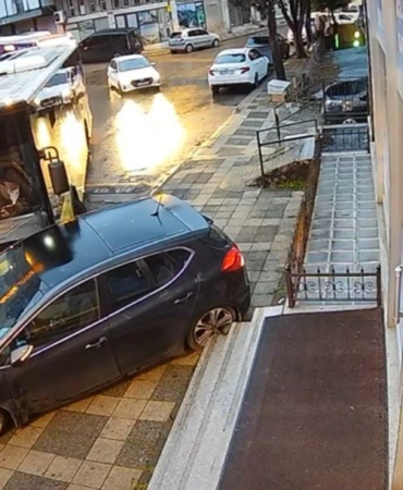 Ümraniye’de İETT otobüsü park halindeki araçlara çarptı