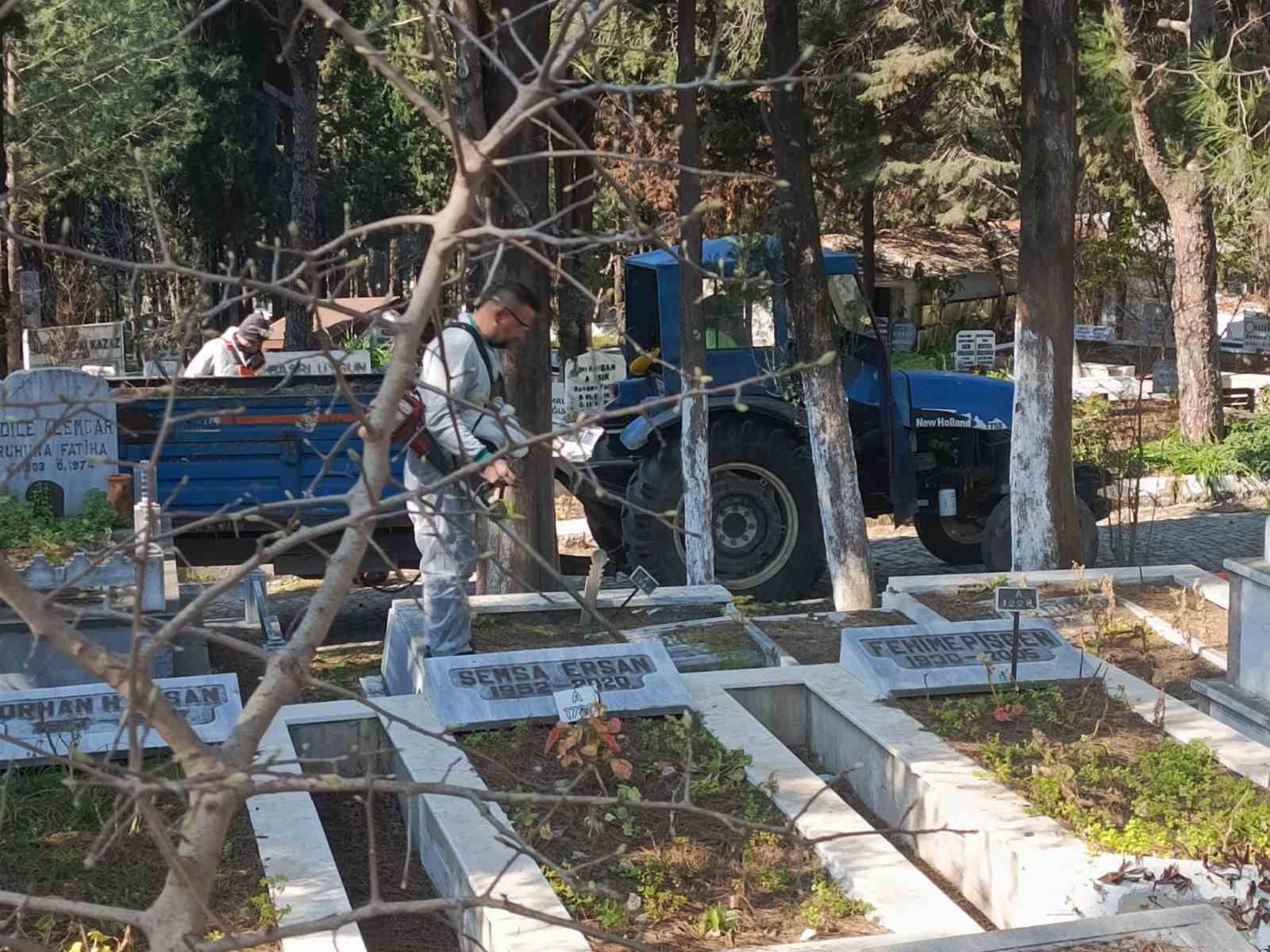 Ayvalık’ta kabristanlar bayram ziyaretine hazır