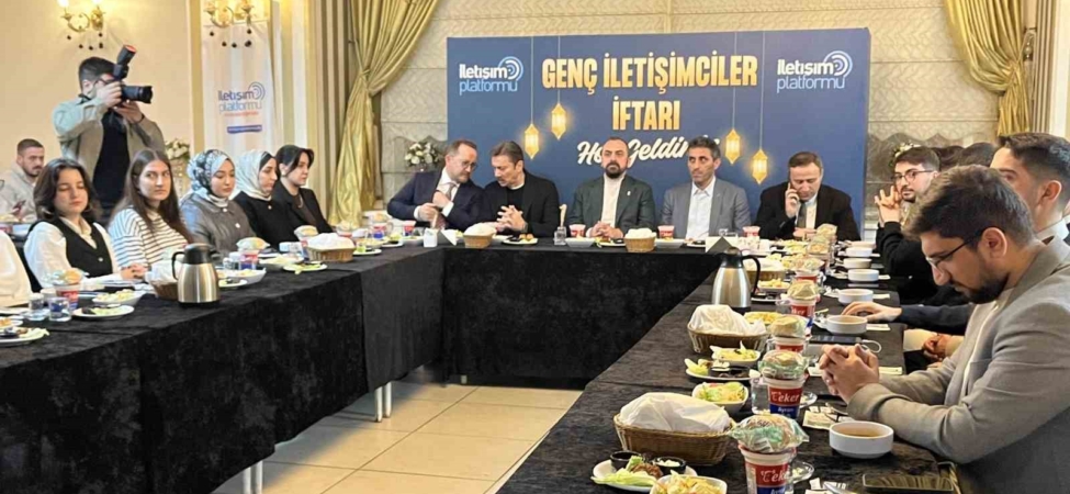 İstanbul’da iletişim fakültesi öğrencileri AK Parti’nin düzenlediği iftarda buluştu