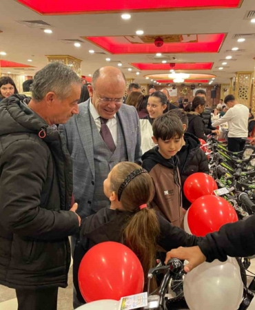Uzunköprü’de 30 yetim ve öksüz çocuğa bisiklet sürprizi