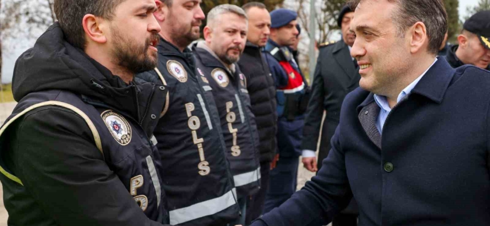 Vali Sözer denetim noktasında güvenlik güçleriyle bayramlaştı