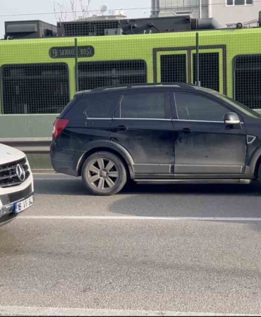 Cipi oto yolun sol şeridine kilitleyip gitti