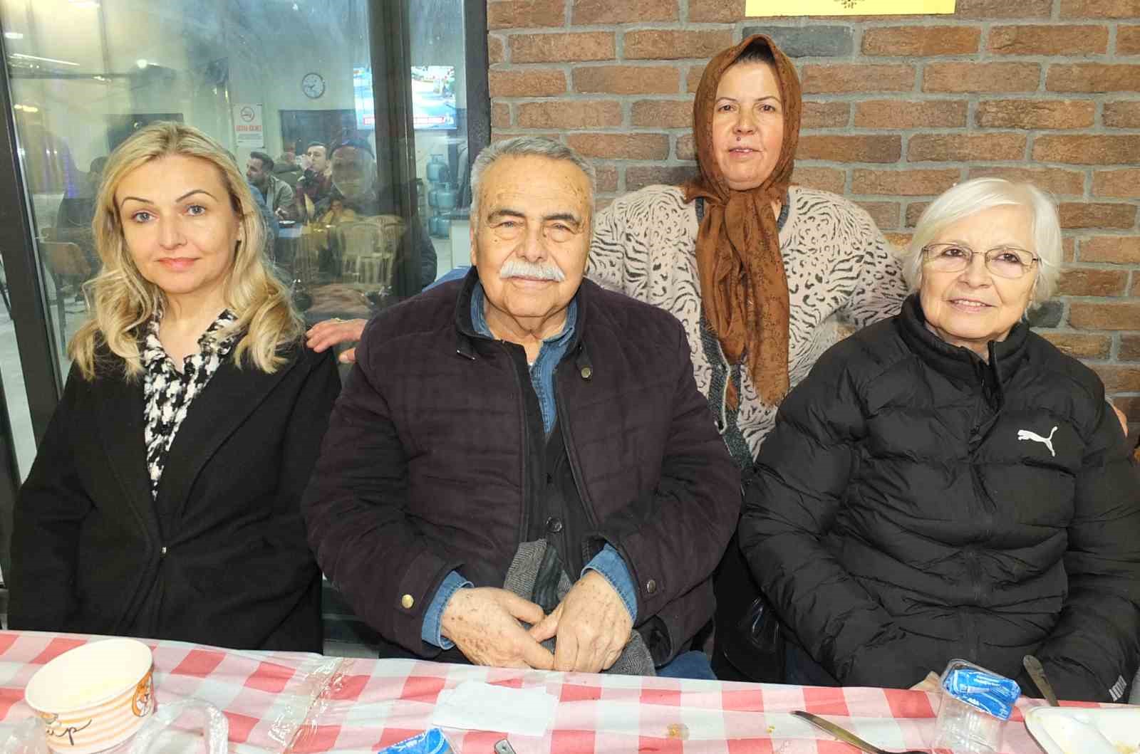 Burhaniyeli kadın muhtar 50 yıl sonra ilkokul öğretmenini ağırladı