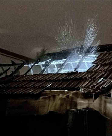 Gece saatlerinde müstakil evde çıkan yangın itfaiye ekiplerince söndürüldü