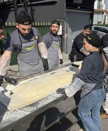 İstanbul’da lahmacun rekoru: 63 metrelik dev lahmacun Guinness’e girdi